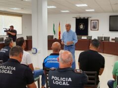 José Manuel Fernández habla de seguridad con oficiales de la Policía Local José Manuel Fernández with local police