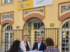 Ayuntamiento y comerciantes entregan las firmas en la Subdelegación del Gobierno para solicitar más seguridad Manilva security petition