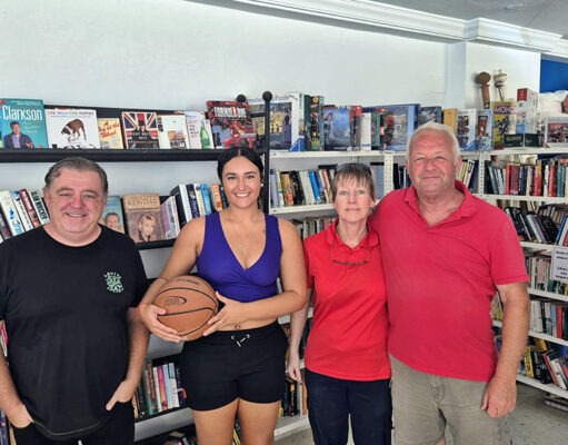 La Fundación San Jorge continúa apoyando a la prometedora estrella del baloncesto Violeta Rojas Narváez Violeta Rojas Narváez with the team at the Saint George Charity